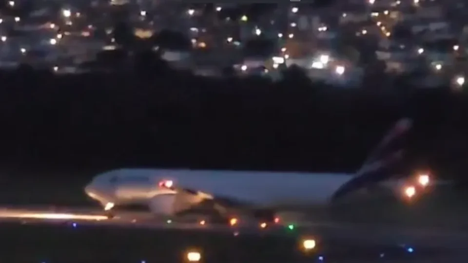 Boeing 777 da Latam abortou decolagem em Guarulhos após motor superaquecer