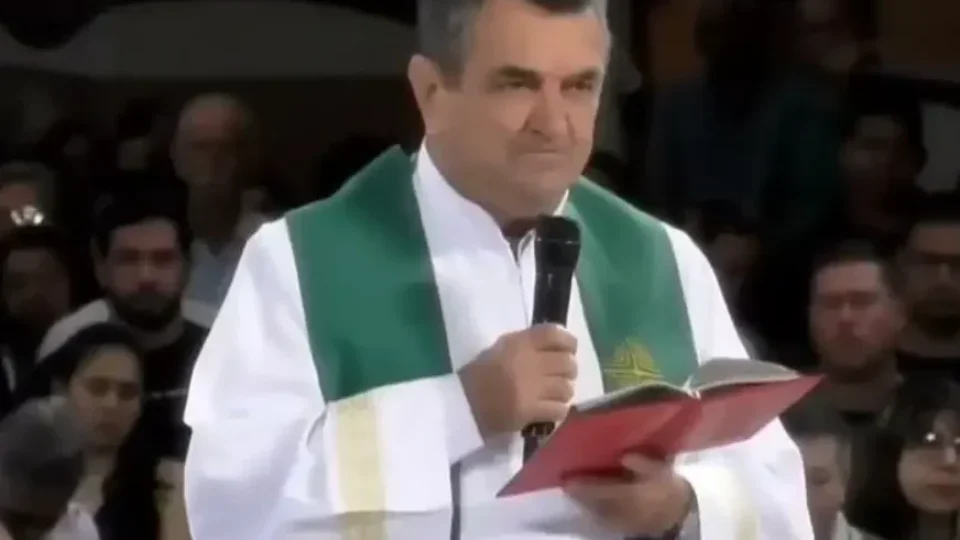 Padre critica Nikolas Ferreira e cristãos que defendem armas durante missa em SP