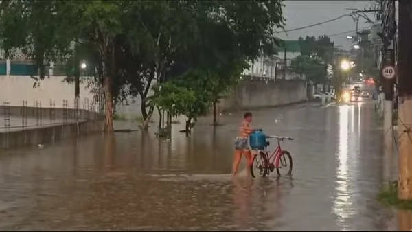 Temporal alagou Duque de Caxias — Foto: Reprodução/TV Globo