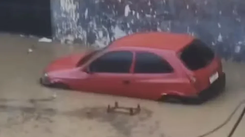 Temporal causa transtornos em cidades do RJ; Baixada Fluminense é a região mais afetada