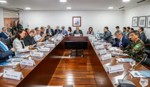 Governo redefine Câmara de Defesa e retira voto dos comandantes militares