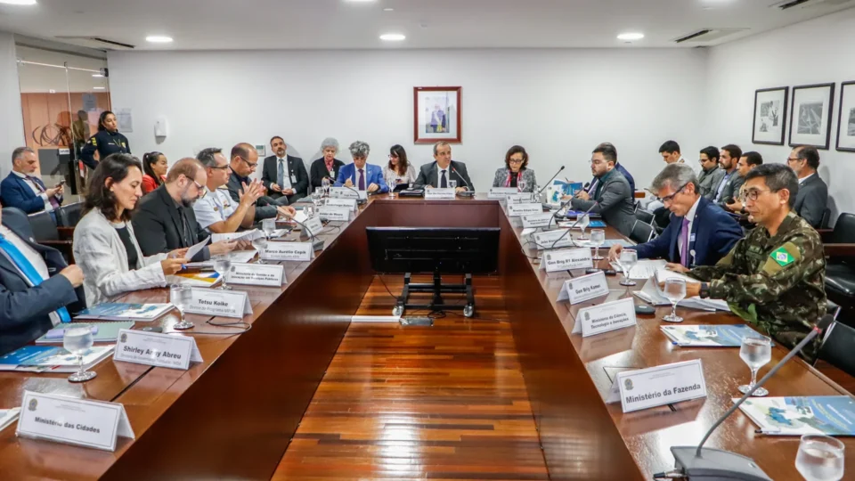 Governo redefine Câmara de Defesa e retira voto dos comandantes militares