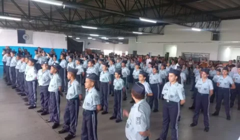 Quando a escola vira quartel, a educação sai pela porta dos fundos