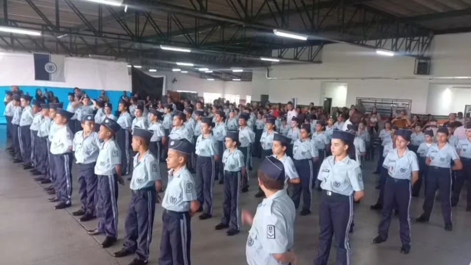 Quando a escola vira quartel, a educação sai pela porta dos fundos