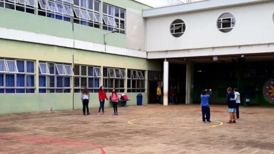 Escola modelo da USP reduz horário de aulas dos alunos por falta de profissionais
