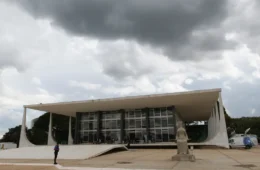 STF adia para 25 de março julgamento sobre suspensão de penduricalhos