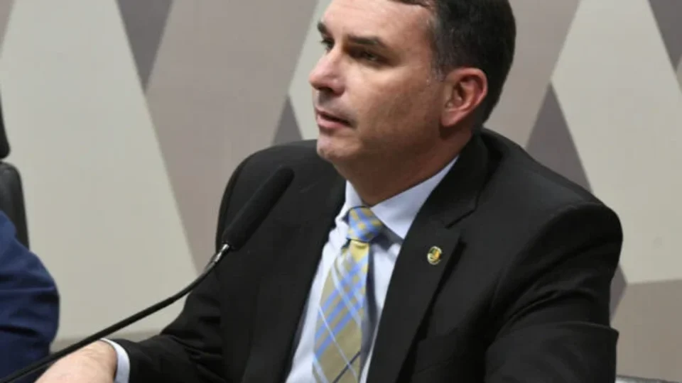 Flávio Bolsonaro convoca reunião no PL para tentar frear brigas internas