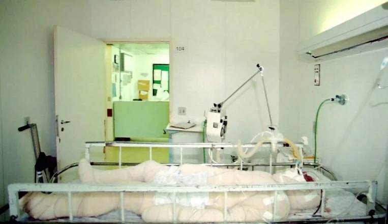 Galdino Jesus dos Santos, liderança do povo Pataxó Hã-Hã-Hãe, morreu em 20 de abril de 1997 após ter 95% do corpo queimado por cinco jovens em Brasília. O crime, cometido enquanto ele dormia sob um ponto de ônibus, tornou-se um dos casos mais emblemáticos de violência racista e impunidade no país.