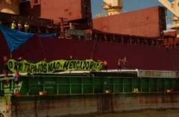 Indígenas ocupam balsa de soja no rio Tapajós contra privatização de hidrovias