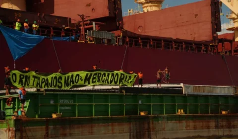 Indígenas ocupam balsa de soja no rio Tapajós contra privatização de hidrovias