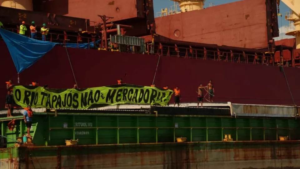 Indígenas ocupam balsa de soja no rio Tapajós contra privatização de hidrovias