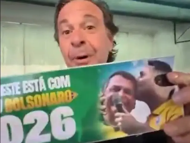 Gilson Machado aparece afixando adesivos com a inscrição “O Nordeste está com Flávio Bolsonaro 2026”