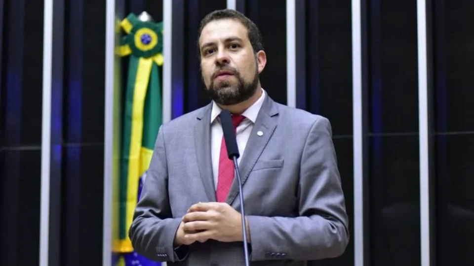 Governo Lula rejeita manobra de Zema sobre exploração de terras raras em MG, diz Boulos