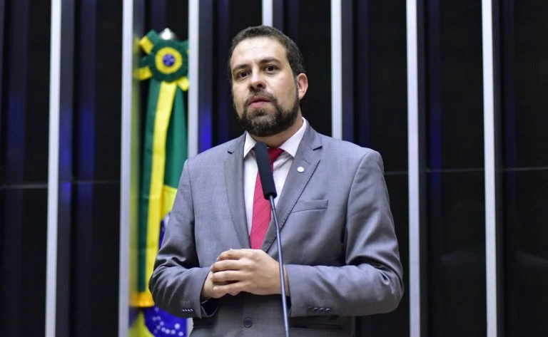 Segundo Guilherme Boulos, qualquer tentativa do governo mineiro de avançar sem a coordenação federal está fadada a não produzir efeitos. | Crédito: Zeca Ribeiro / Câmara dos Deputados