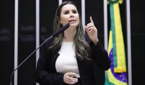 PL trai e encurrala Caroline de Toni para se aproximar do Centrão