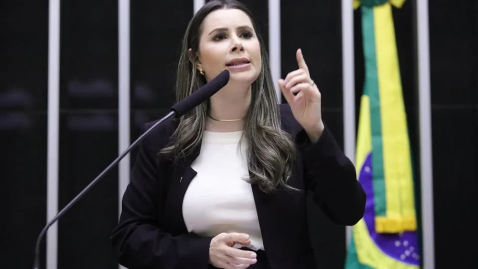 PL trai e encurrala Caroline de Toni para se aproximar do Centrão