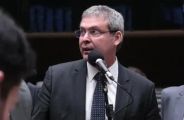 Lindbergh aciona PGR após anotação ligar Flávio a R$ 15 mi para retirada de candidatura