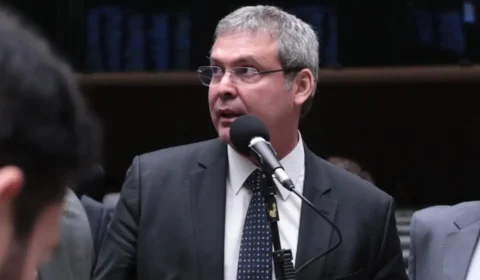Lindbergh aciona PGR após anotação ligar Flávio a R$ 15 mi para retirada de candidatura