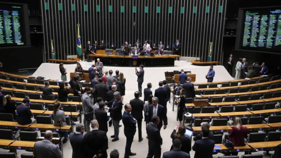 CPI do Banco Master é protocolada na Câmara com 201 assinaturas
