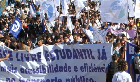 PESQUISA: Para 73%, a escola deve ensinar sobre política e questões sociais