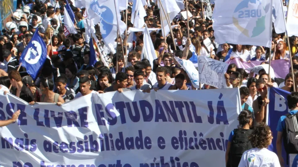 PESQUISA: Para 73%, a escola deve ensinar sobre política e questões sociais