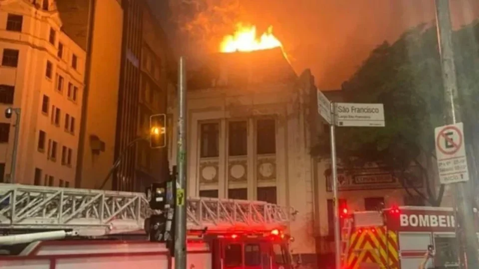 Incêndio atinge prédio da Faculdade de Direito da USP, no centro de SP