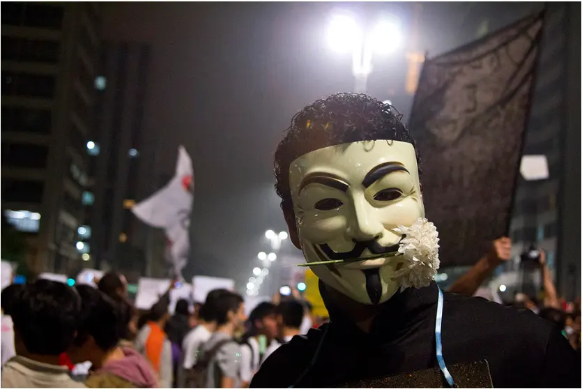 Manifestante durante as jornadas de junho, com a máscara adotada pelo Anonymous. Foto: Marcos Santos/USP Imagens 