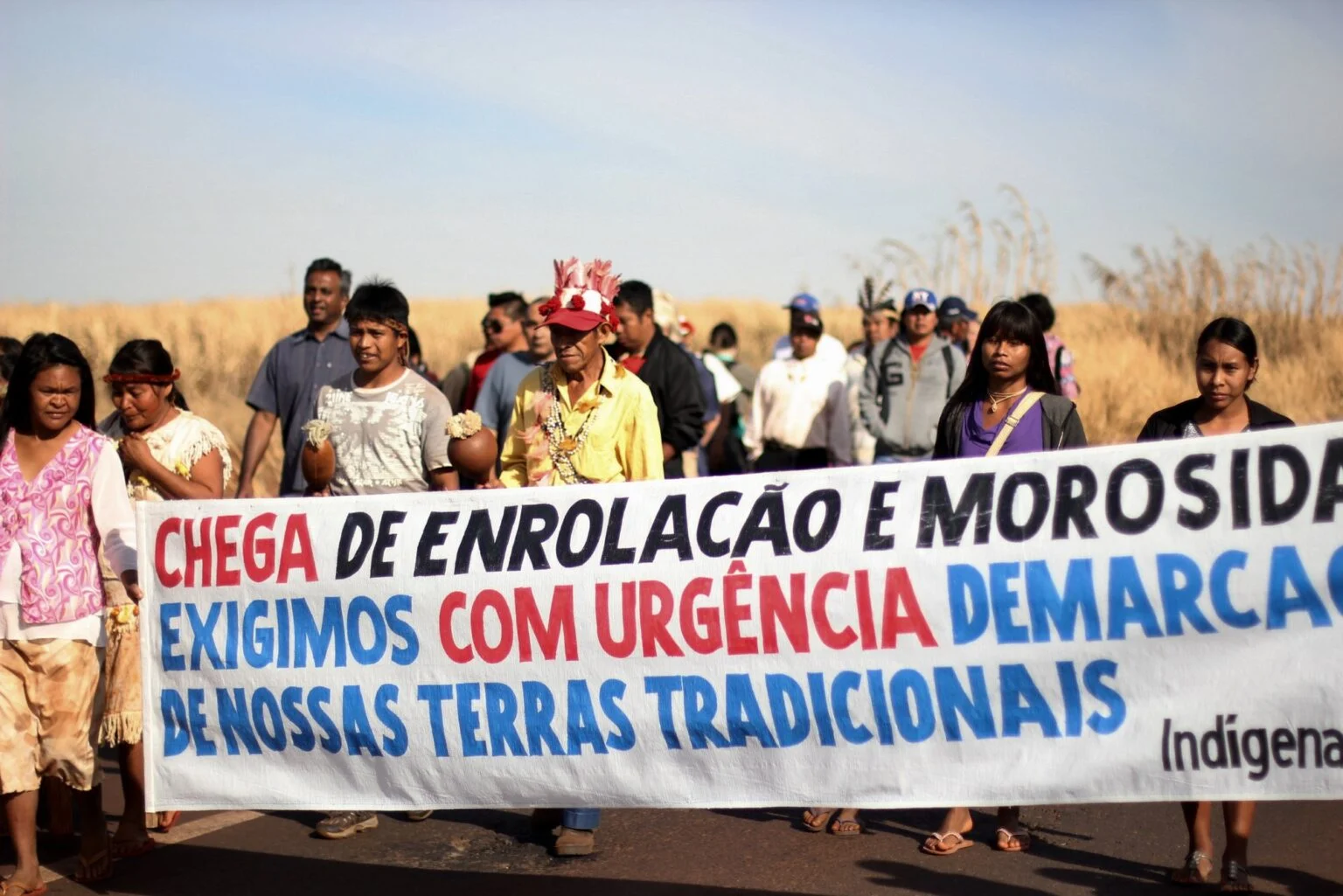 Guarani-Kaiowá em protesto no Mato Grosso do Sul, exigindo a demarcação de suas terras tradicionais diante da demora do governo federal na conclusão dos processos demarcatórios, em 2013. Foto: MST