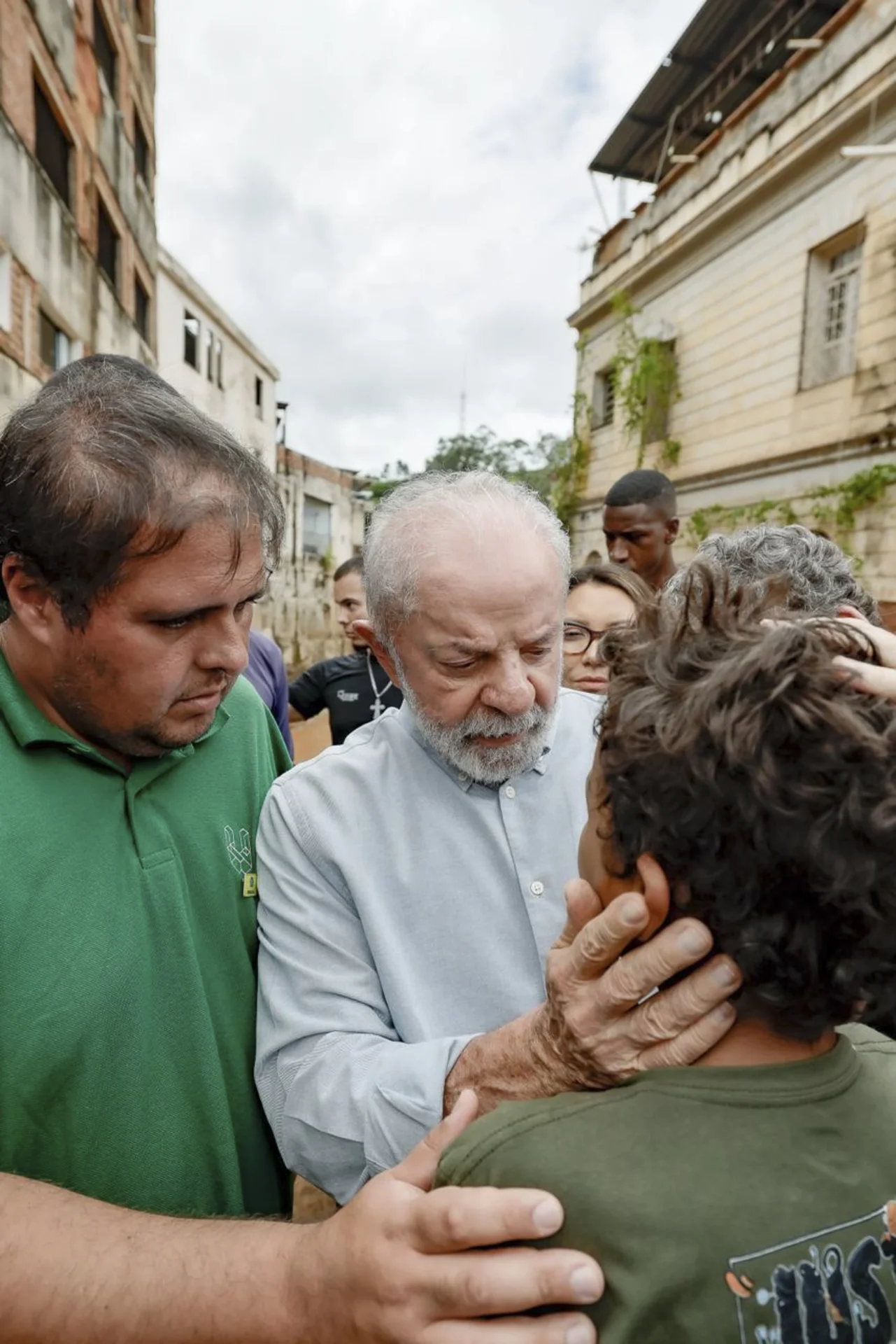 Lula consola vítima da chuva em Ubá (MG), ao lado de prefeito da cidade