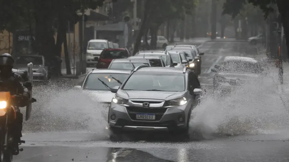 Previsão do tempo: Fevereiro começa com chance de temporais e calor intenso pelo Brasil