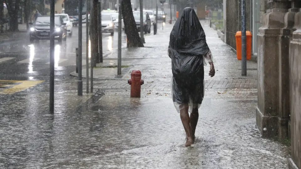 Frente fria avança no sul e aumenta o risco de temporais no Sudeste; veja a previsão