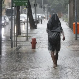 Temporais atingem o Sul enquanto calor e baixa umidade avançam pelo país