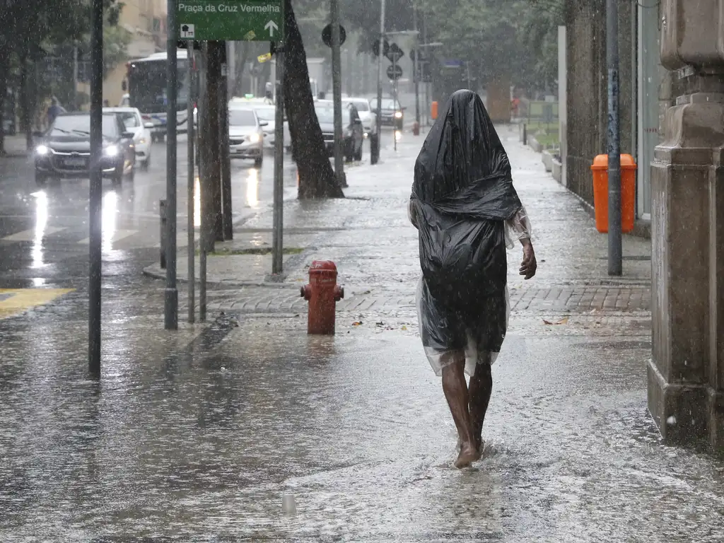 Frente fria avança e causa chuva forte no Sul e Sudeste do país; veja a previsão