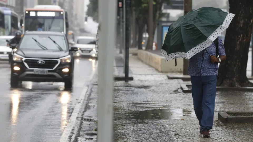 Frente fria avança no Sul e chuvas seguem em boa parte do país; veja a previsão