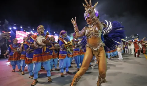Desfiles em SP têm homenagens a povos originários; Rio tem sábado com Série Ouro