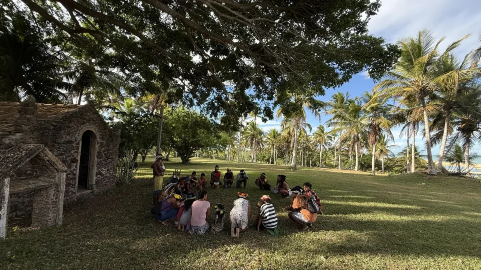 Indígenas retomam área na praia do ‘primeiro contato’ na Bahia e pedem demarcação
