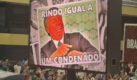 Escola de samba que homenageará Lula exibe memes de Bolsonaro na Sapucaí; veja