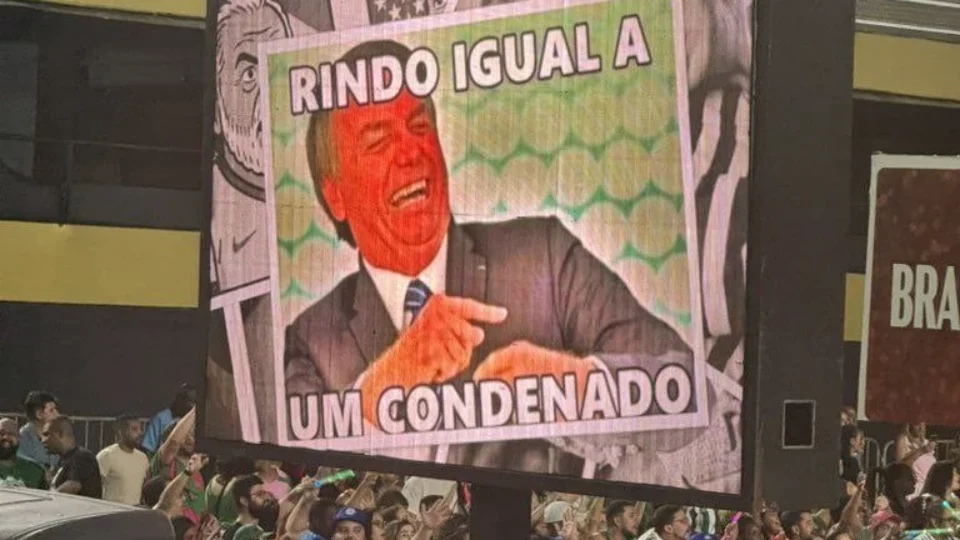Escola de samba que homenageará Lula exibe memes de Bolsonaro na Sapucaí; veja
