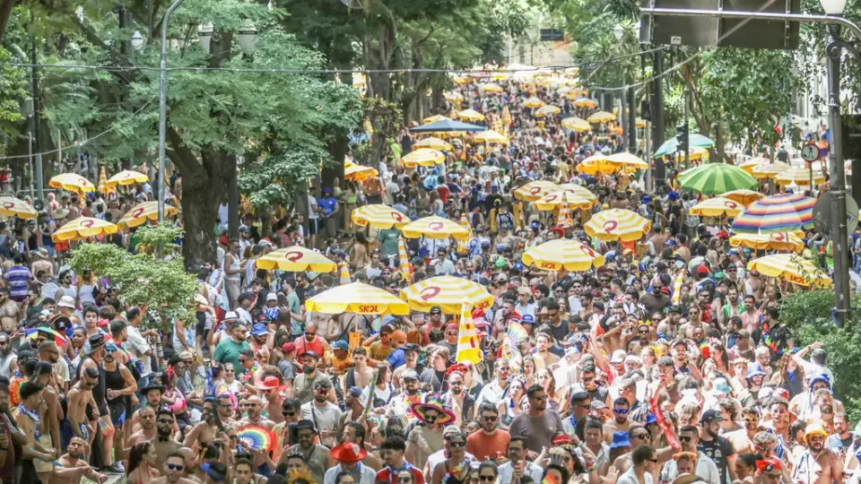 Carnaval pelo país chega a ter apenas 1 banheiro químico para até 2 mil foliões
