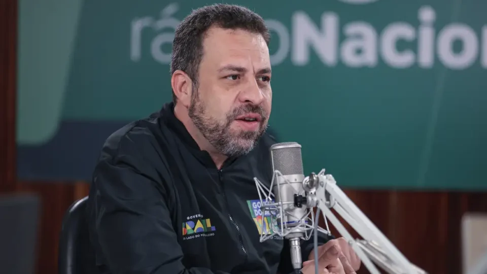 Acabar com a escala 6×1 é prioridade do governo, afirma Boulos