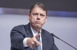Flávio Dino cobra explicações de Tarcísio sobre suposto acordo de emendas em SP
