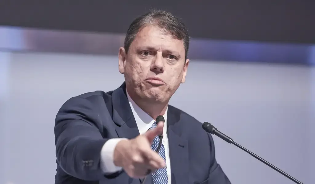 Flávio Dino cobra explicações de Tarcísio sobre suposto acordo de emendas em SP