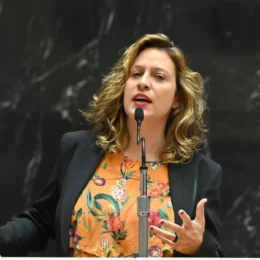 Deputada aciona PF e STF sobre paradeiro de esposa do ‘sicário de Vorcaro’