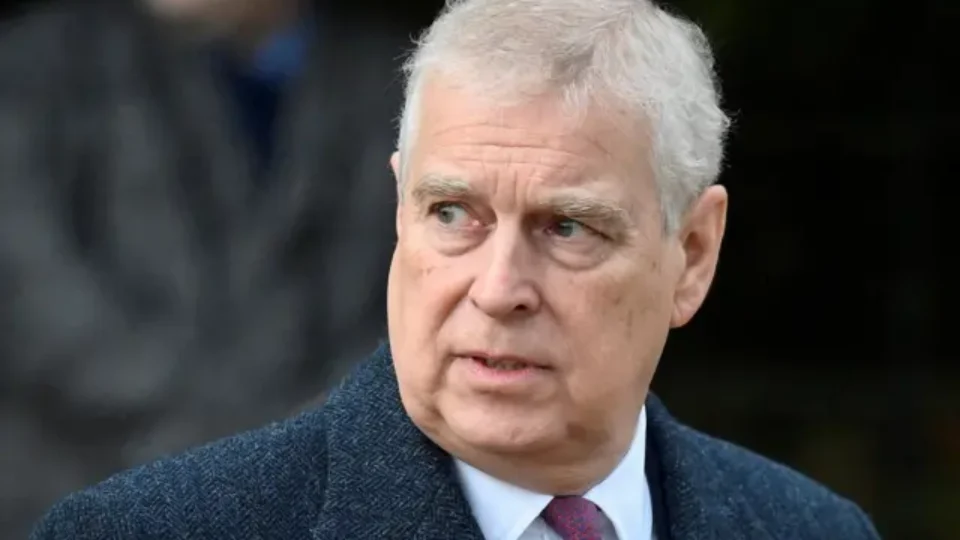 Sensacionalista: Maioria quer que Príncipe Andrew receba tratamento especial por ser da monarquia, a guilhotina