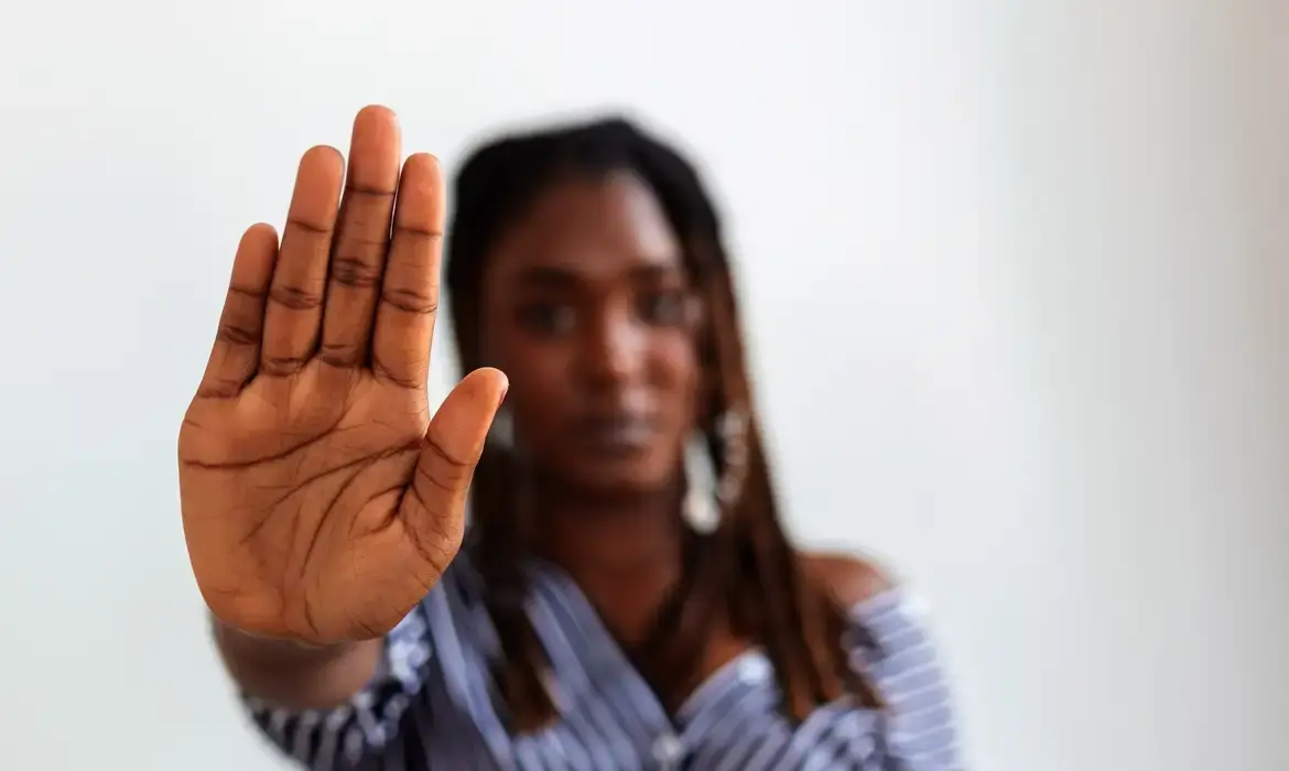 Angela Davis popularizou uma frase importante: “não basta não ser racista, é preciso ser antirracista”. Imagem: Freepik