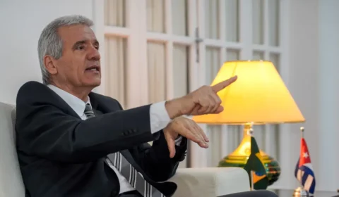 Embaixador de Cuba chama de genocídio medidas de Trump sobre petróleo