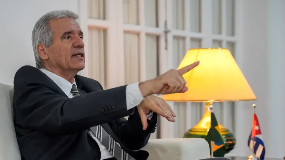 Embaixador de Cuba chama de genocídio medidas de Trump sobre petróleo