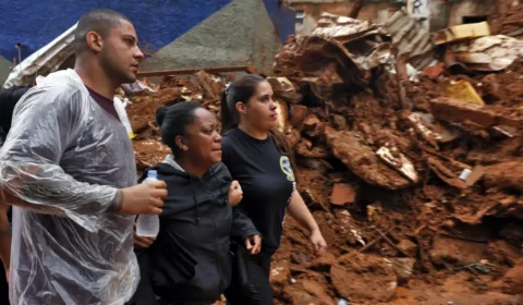 Morador enterra familiar e volta a buscar irmã soterrada em Juiz de Fora: ‘Está todo mundo desorientado’