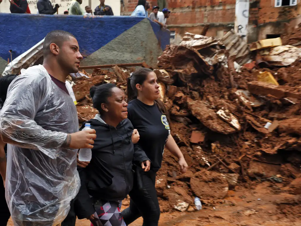 Soterrado, homem sobrevive com ajuda de amigo em Juiz de Fora