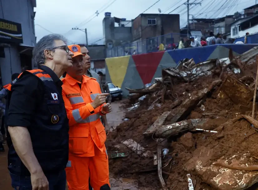 Juiz de Fora (MG), 24/02/2026 - Governador de MG, Romeu Zema, acompanha busca e resgate de pessoas em escombros de casas soterradas por lama após fortes chuvas. Foto: Tânia Rêgo/Agência Brasil